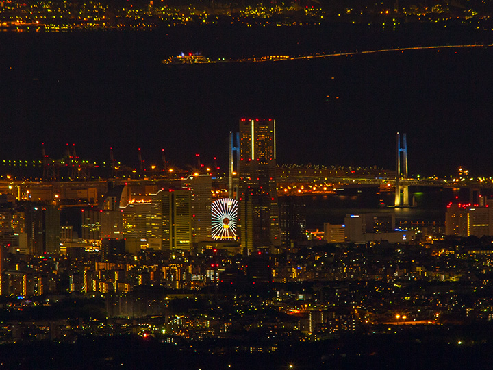 夜景　横浜ランドマークタワーと海ほたる